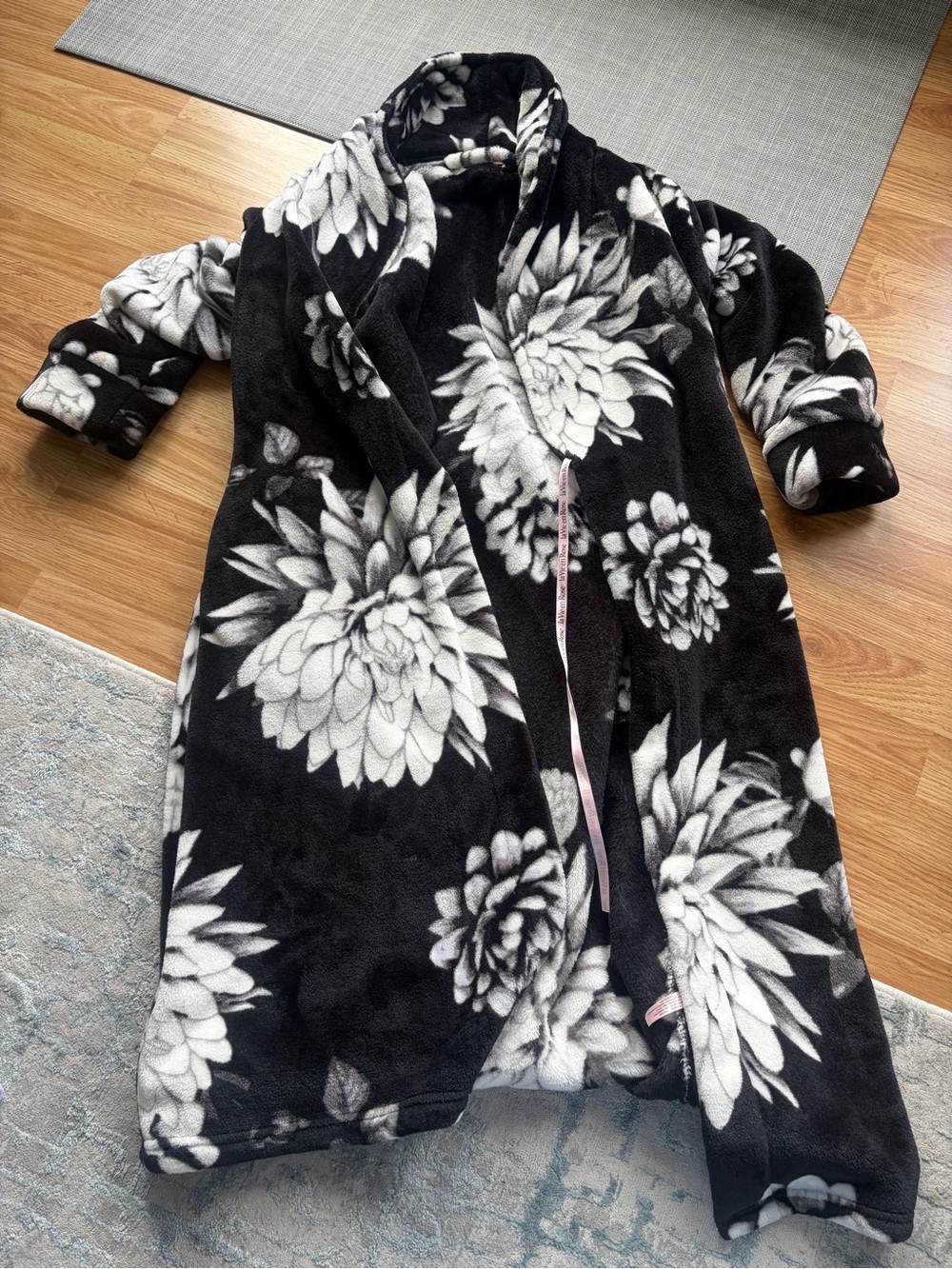 La Vie En Rose Black and White Plush Floral Wrap